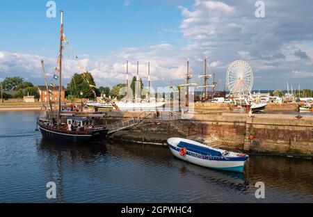 Honfleur, Frankreich - 4. August 2021: Blick auf den historischen Hafen von Honfleur, einer französischen Gemeinde im Département Calvados und einem berühmten Touristenort in Norm Stockfoto