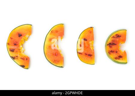 Leckere gegrillte Papaya isoliert auf weißem Hintergrund. Stockfoto