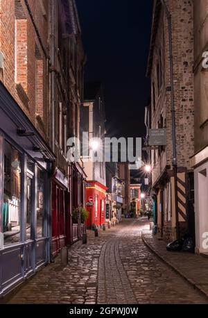 Honfleur, Frankreich - 4. August 2021: Malerische Nachtszene der Altstadt Honfleur, einer französischen Gemeinde im Département Calvados und einem berühmten Touristenort Stockfoto