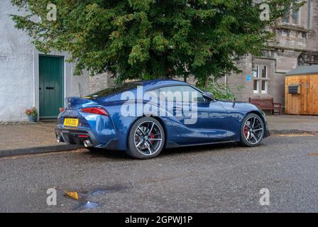 2021 Modell Dunkelblauer Toyota GR Supra Grand Tourer Motorwagen hinten Seitenansicht des blauen Toyota GR Supra gt der fünften Generation 2021 hinten Stockfoto