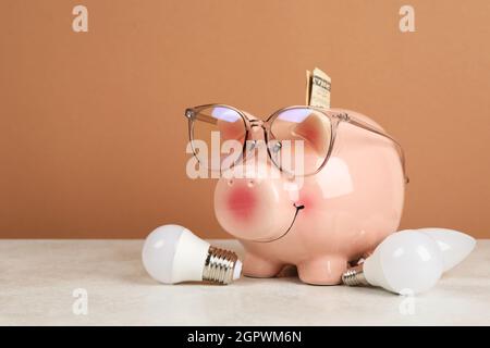 Konzept der Energieeinsparung vor braunem Hintergrund. Stockfoto