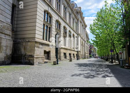 Bukarest, Rumänien - 6. Mai 2021: Alte Gebäude mit Bars und Restaurants in der French Street (Strada Franceza) im historischen Zentrum (Centrul Vechi) Stockfoto