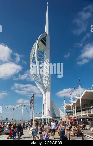 England, Hampshire, Portsmouth, Tagesansicht des Spinnaker Tower und der Gunwharf Quays