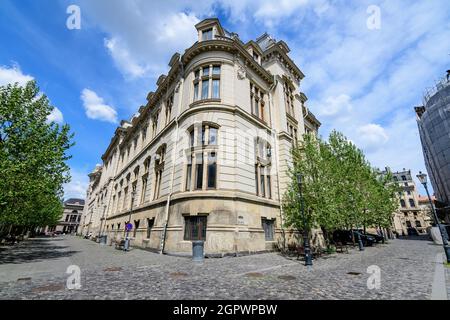 Bukarest, Rumänien - 6. Mai 2021: Alte Gebäude mit Bars und Restaurants in der French Street (Strada Franceza) im historischen Zentrum (Centrul Vechi) Stockfoto