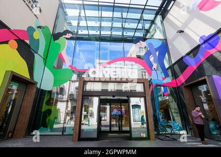 Bukarest, Rumänien - 6. Mai 2021: Haupteingang zur Buchhandlung Diverta in der Lipscani-Straße (Strada Lipscani) im historischen Zentrum (Centrul Vechi) in einem su Stockfoto