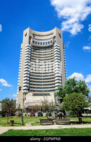 Bukarest, Rumänien - 6. Mai 2021: Hohes Gebäude des InterContinental Hotels in der Nähe des Universitätsplatzes (Piata Universitatii) an einem sonnigen Frühlingstag Stockfoto