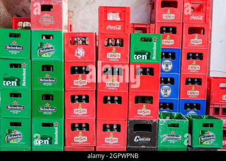 Bukarest, Rumänien, 5. Juni 2021 - Alte rote und grüne Plastikschachteln mit Ciucas, Ursus, Timisoreana und Heineken, die auf einem Lebensmittelmarkt aufgegeben wurden Stockfoto