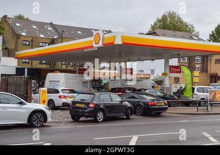 London, Großbritannien. September 2021. Warteschlangen an einer wiedereröffneten Shell-Station auf der Holloway Road. An den meisten Tankstellen ist aufgrund des Mangels an Lkw-Fahrern im Zusammenhang mit dem Brexit und des panischen Kaufs Benzin ausgelaufen. Stockfoto