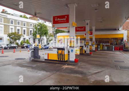 London, Großbritannien. September 2021. Eine leere Shell-Station in Islington, der nach der Wiedereröffnung für nur einen Tag das Benzin ausgegangen war. An vielen Tankstellen ist aufgrund des Mangels an Lkw-Fahrern im Zusammenhang mit dem Brexit und des panischen Kaufs Benzin ausgelaufen. Stockfoto