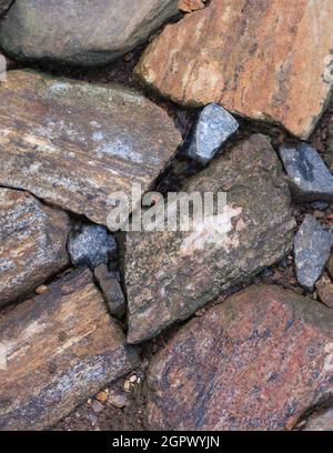 Ausschnitt einer Steinoberfläche, natürliche Hintergrundstruktur, Nahaufnahme Stockfoto