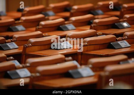 Bukarest, Rumänien - 30. September 2021: Leere Sitze in der rumänischen Abgeordnetenkammer im Palast des Parlaments. Stockfoto