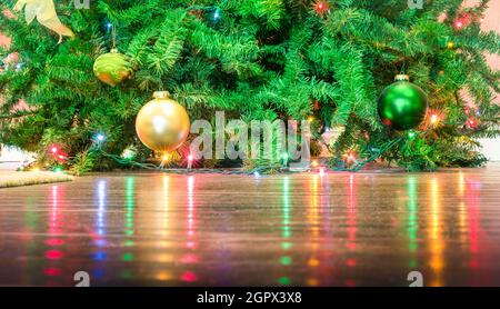 Detail der Christbaumschmuck mit Lichtern Reflexionen auf dem Fußboden - 7/8 Zusammensetzung für den Urlaub Hintergrund Stockfoto