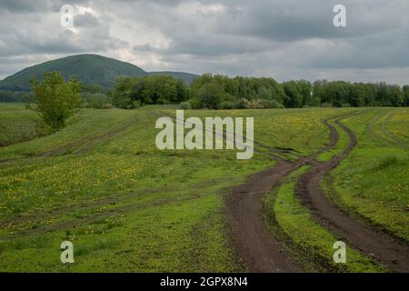 Schöne Aufnahme einer Landschaft unter dem wolkenlosen Himmel Stockfoto