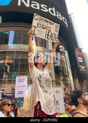 Demonstranten versammeln sich am Samstag, dem 18. September 2021, auf dem Times Square in New York, um gegen die Covid-19-Impfung zu protestieren. (© Frances M. Roberts) Stockfoto