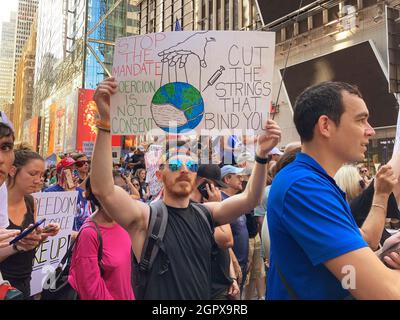 Demonstranten versammeln sich am Samstag, dem 18. September 2021, auf dem Times Square in New York, um gegen die Covid-19-Impfung zu protestieren. (© Frances M. Roberts) Stockfoto