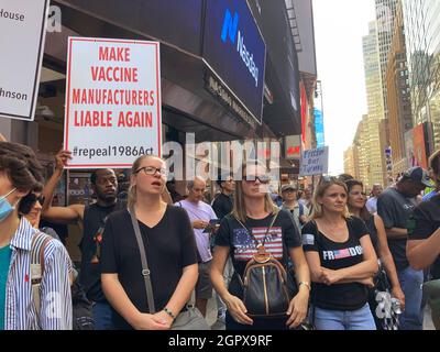 Demonstranten versammeln sich am Samstag, dem 18. September 2021, auf dem Times Square in New York, um gegen die Covid-19-Impfung zu protestieren. (© Frances M. Roberts) Stockfoto