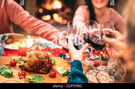 Familie rösten Rotwein und Spaß beim Weihnachtsessen Party - Feiertagsfeier Konzept mit glücklichen Menschen genießen Winterzeit zusammen Stockfoto
