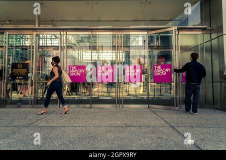 Eintritt zur The Armory Show im Jacob Javits Convention Center in New York am Sonntag, 12. September 2021. Die Armory Show ist eine von mehreren parallel stattfindenden Kunstmessen, die in der Stadt stattfinden. (© Richard B. Levine) Stockfoto