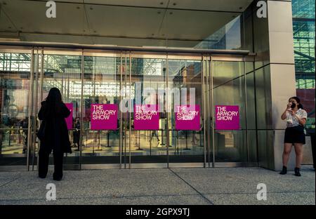 Eintritt zur The Armory Show im Jacob Javits Convention Center in New York am Sonntag, 12. September 2021. Die Armory Show ist eine von mehreren parallel stattfindenden Kunstmessen, die in der Stadt stattfinden. (© Richard B. Levine) Stockfoto