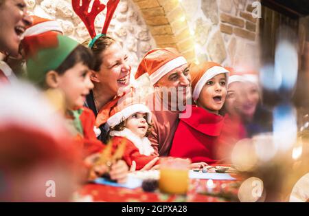 Multi-Generation-Familie auf weihnachtsmütze Kleidung mit Spaß auf weihnachtsfest Hausparty posiert für Gruppenfoto - Winterurlaub Weihnachten Konzept Stockfoto