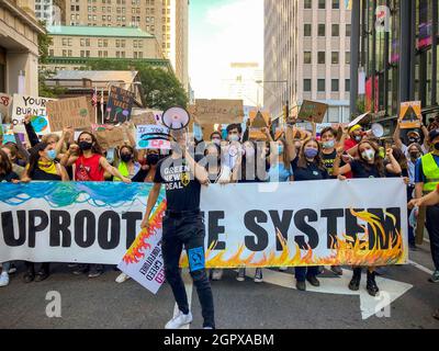 Jugendaktivisten und ihre Unterstützer versammeln sich am Freitag, dem 24. September 2021, in Lower Manhattan, um auf die Klimakrise aufmerksam zu machen. (© Frances M. Roberts) Stockfoto