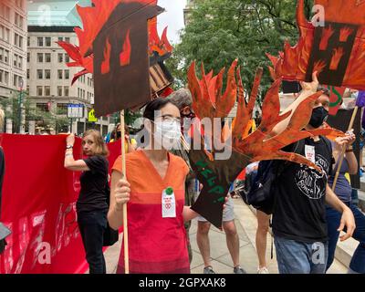 Mitglieder von Extinction Rebellion und ihre Unterstützer versammeln sich in New York, um Maßnahmen der Regierung und der Politik zur Verhinderung des katastrophalen Klimawandels zu fordern. (© Frances M. Roberts) Stockfoto