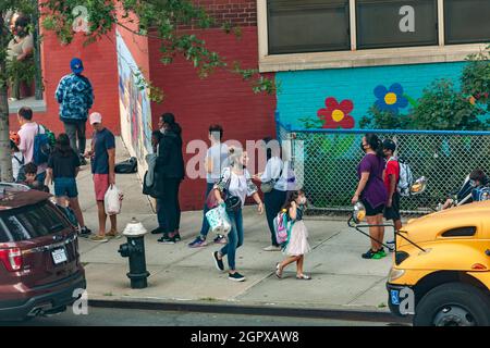 Am ersten Schultag, Montag, den 13. September 2021, stehen Eltern und Schüler vor dem PS33 in Chelsea in New York an. New York City hat in diesem Schuljahr keine Remote-Option vorgeschrieben, um die Ausbreitung von COVID-19 im Klassenzimmer zu verhindern. (© Richard B. Levine) Stockfoto