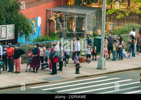 Am ersten Schultag, Montag, den 13. September 2021, stehen Eltern und Schüler vor dem PS33 in Chelsea in New York an. New York City hat in diesem Schuljahr keine Remote-Option vorgeschrieben, um die Ausbreitung von COVID-19 im Klassenzimmer zu verhindern. (© Richard B. Levine) Stockfoto