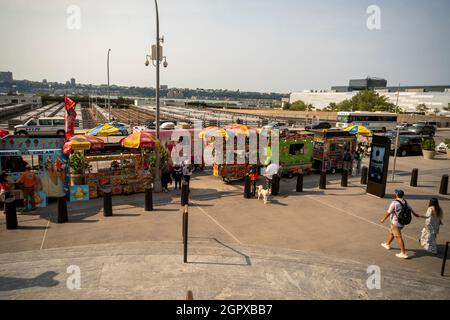 Food Trucks auf den Hudson Yards in New York am Sonntag, den 12. September 2021. (© Richard B. Levine) Stockfoto