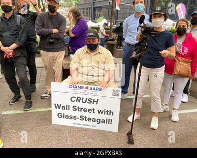 Am Freitag, dem 17. September 2021, versammeln sich Demonstranten im Zuccotti Park, um des 10. Jahrestages der Proteste von Occupy Wall Street zu gedenken. (© Frances M. Roberts) Stockfoto