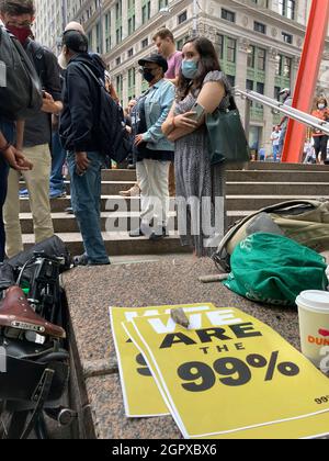 Am Freitag, dem 17. September 2021, versammeln sich Demonstranten im Zuccotti Park, um des 10. Jahrestages der Proteste von Occupy Wall Street zu gedenken. (© Frances M. Roberts) Stockfoto