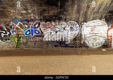 Graffiti-Kunstwerke im Innocent Railway Tunnel in Edinburgh, Schottland, Großbritannien Stockfoto