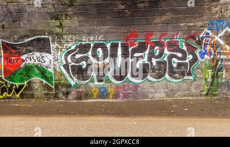 Graffiti-Kunstwerke im Innocent Railway Tunnel in Edinburgh, Schottland, Großbritannien Stockfoto