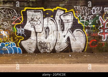 Graffiti-Kunstwerke im Innocent Railway Tunnel in Edinburgh, Schottland, Großbritannien Stockfoto