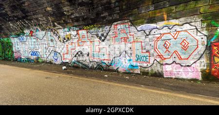 Graffiti-Kunstwerke im Innocent Railway Tunnel in Edinburgh, Schottland, Großbritannien Stockfoto