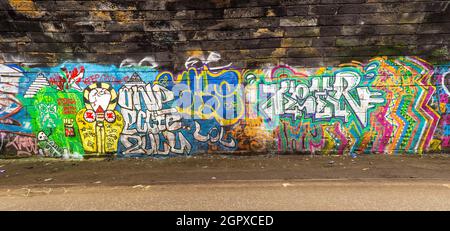 Graffiti-Kunstwerke im Innocent Railway Tunnel in Edinburgh, Schottland, Großbritannien Stockfoto