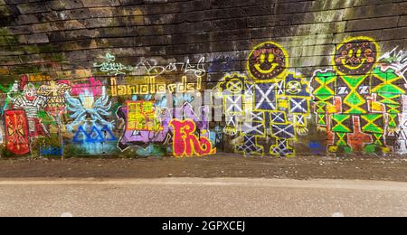 Graffiti-Kunstwerke im Innocent Railway Tunnel in Edinburgh, Schottland, Großbritannien Stockfoto