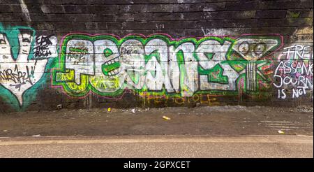 Graffiti-Kunstwerke im Innocent Railway Tunnel in Edinburgh, Schottland, Großbritannien Stockfoto