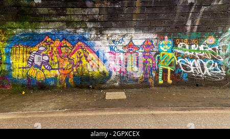 Graffiti-Kunstwerke im Innocent Railway Tunnel in Edinburgh, Schottland, Großbritannien Stockfoto