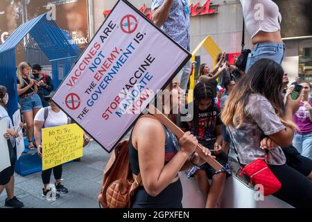 Demonstranten versammeln sich am Samstag, dem 18. September 2021, auf dem Times Square in New York, um gegen die Covid-19-Impfung zu protestieren. (© Richard B. Levine) Stockfoto