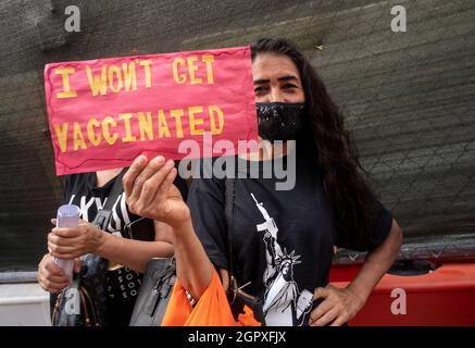 Demonstranten versammeln sich am Samstag, dem 18. September 2021, auf dem Times Square in New York, um gegen die Covid-19-Impfung zu protestieren. (© Richard B. Levine) Stockfoto