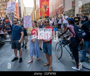 Demonstranten versammeln sich am Samstag, dem 18. September 2021, auf dem Times Square in New York, um gegen die Covid-19-Impfung zu protestieren. (© Richard B. Levine) Stockfoto