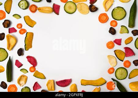 Bunte Gemüsechips auf weißem Hintergrund. Stockfoto