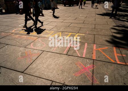 Jugendaktivisten und ihre Unterstützer versammeln sich am Freitag, dem 24. September 2021, in Lower Manhattan, um auf die Klimakrise aufmerksam zu machen. (© Richard B. Levine) Stockfoto