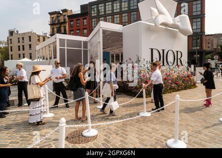 Die modische Herde nach Gansevoort Plaza im Meatpacking District in New York am Dienstag, 14. September 2021 für DiorÕs Retail Aktivierung für ihre Miss Dior Eau de Parfum. Das Pop-up zeigt Beauty-Stationen, Lattes und instagramable Blumenausstellungen des renommierten Floristen Lewis Miller. (© Richard B. Levine) Stockfoto