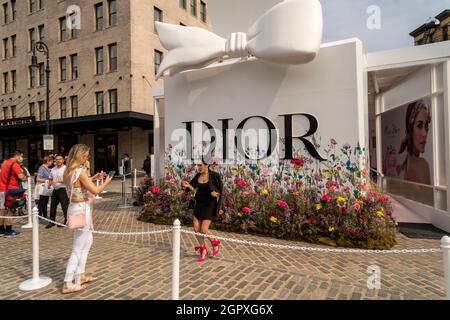 Die modische Herde nach Gansevoort Plaza im Meatpacking District in New York am Dienstag, 14. September 2021 für DiorÕs Retail Aktivierung für ihre Miss Dior Eau de Parfum. Das Pop-up zeigt Beauty-Stationen, Lattes und instagramable Blumenausstellungen des renommierten Floristen Lewis Miller. (© Richard B. Levine) Stockfoto