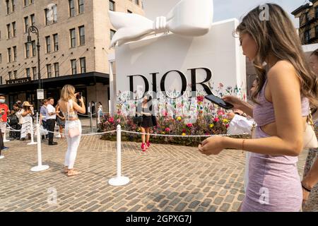 Die modische Herde nach Gansevoort Plaza im Meatpacking District in New York am Dienstag, 14. September 2021 für DiorÕs Retail Aktivierung für ihre Miss Dior Eau de Parfum. Das Pop-up zeigt Beauty-Stationen, Lattes und instagramable Blumenausstellungen des renommierten Floristen Lewis Miller. (© Richard B. Levine) Stockfoto