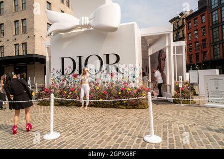 Die modische Herde nach Gansevoort Plaza im Meatpacking District in New York am Dienstag, 14. September 2021 für DiorÕs Retail Aktivierung für ihre Miss Dior Eau de Parfum. Das Pop-up zeigt Beauty-Stationen, Lattes und instagramable Blumenausstellungen des renommierten Floristen Lewis Miller. (© Richard B. Levine) Stockfoto