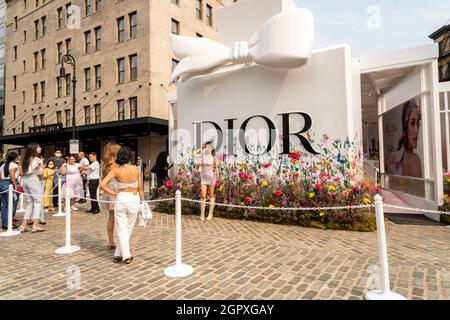 Die modische Herde nach Gansevoort Plaza im Meatpacking District in New York am Dienstag, 14. September 2021 für DiorÕs Retail Aktivierung für ihre Miss Dior Eau de Parfum. Das Pop-up zeigt Beauty-Stationen, Lattes und instagramable Blumenausstellungen des renommierten Floristen Lewis Miller. (© Richard B. Levine) Stockfoto