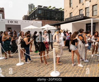 Die modische Herde nach Gansevoort Plaza im Meatpacking District in New York am Dienstag, 14. September 2021 für DiorÕs Retail Aktivierung für ihre Miss Dior Eau de Parfum. Das Pop-up zeigt Beauty-Stationen, Lattes und instagramable Blumenausstellungen des renommierten Floristen Lewis Miller. (© Richard B. Levine) Stockfoto